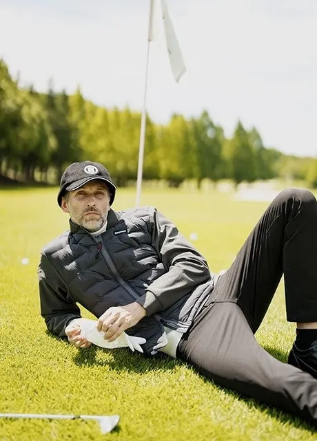 ブリーフィングゴルフアイテムを着て寝転ぶ男性